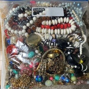 Assorted broken costume jewellery